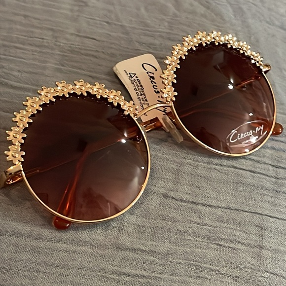 Gold Daisy Rimmed Sunglasses